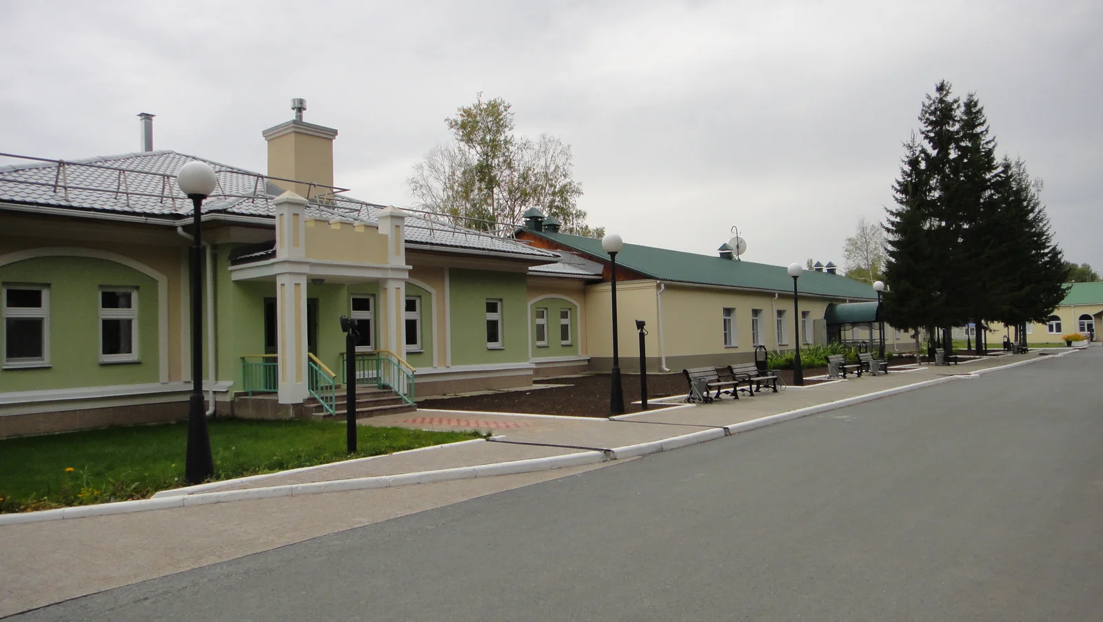 Светлые корпуса и дорожка на территории Ахманки