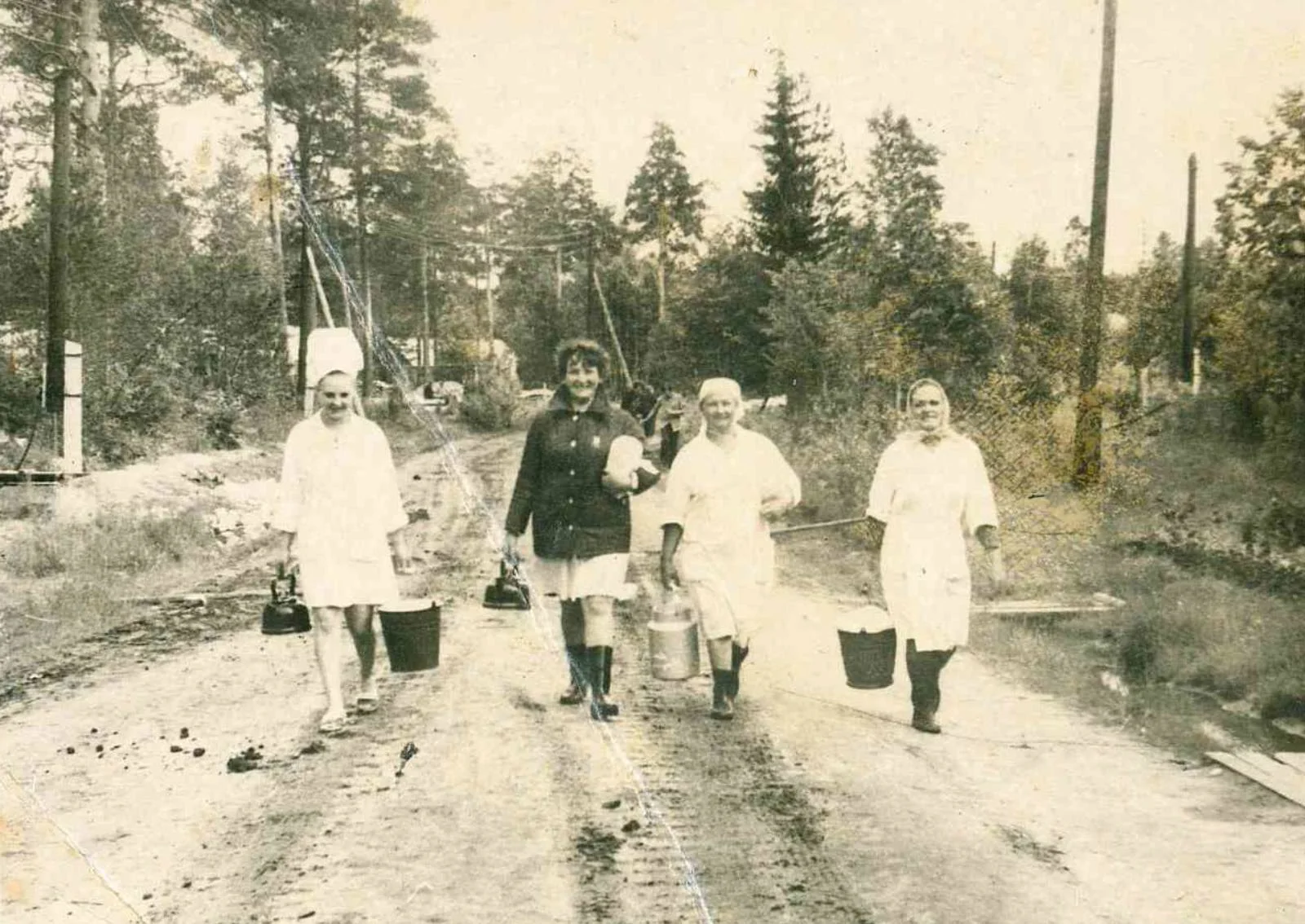 Архивная фотография сотрудников на территории санатория